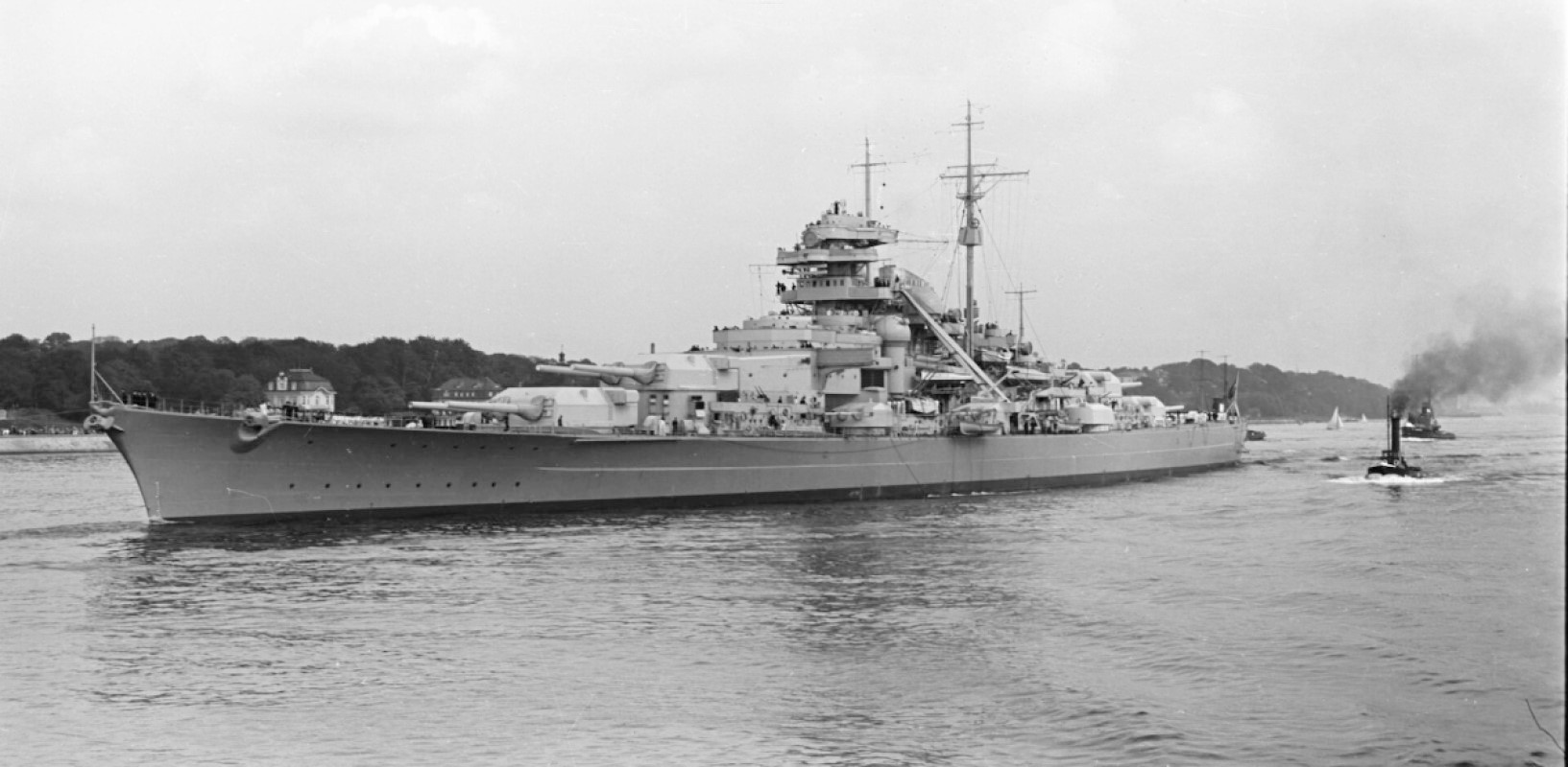 Bundesarchiv_Bild_193-04-1-26,_Schlachtschiff_Bismarck