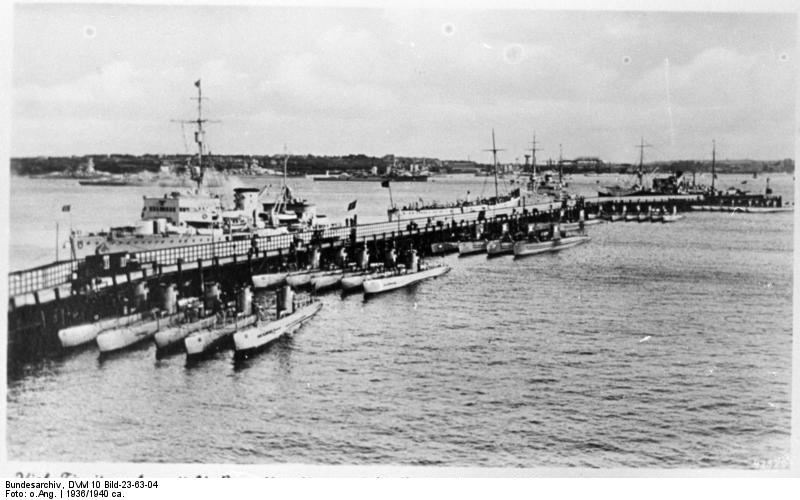 Bundesarchiv_DVM_10_Bild-23-63-04,_Kiel,_Tirpitzmole_mit_U-Booten