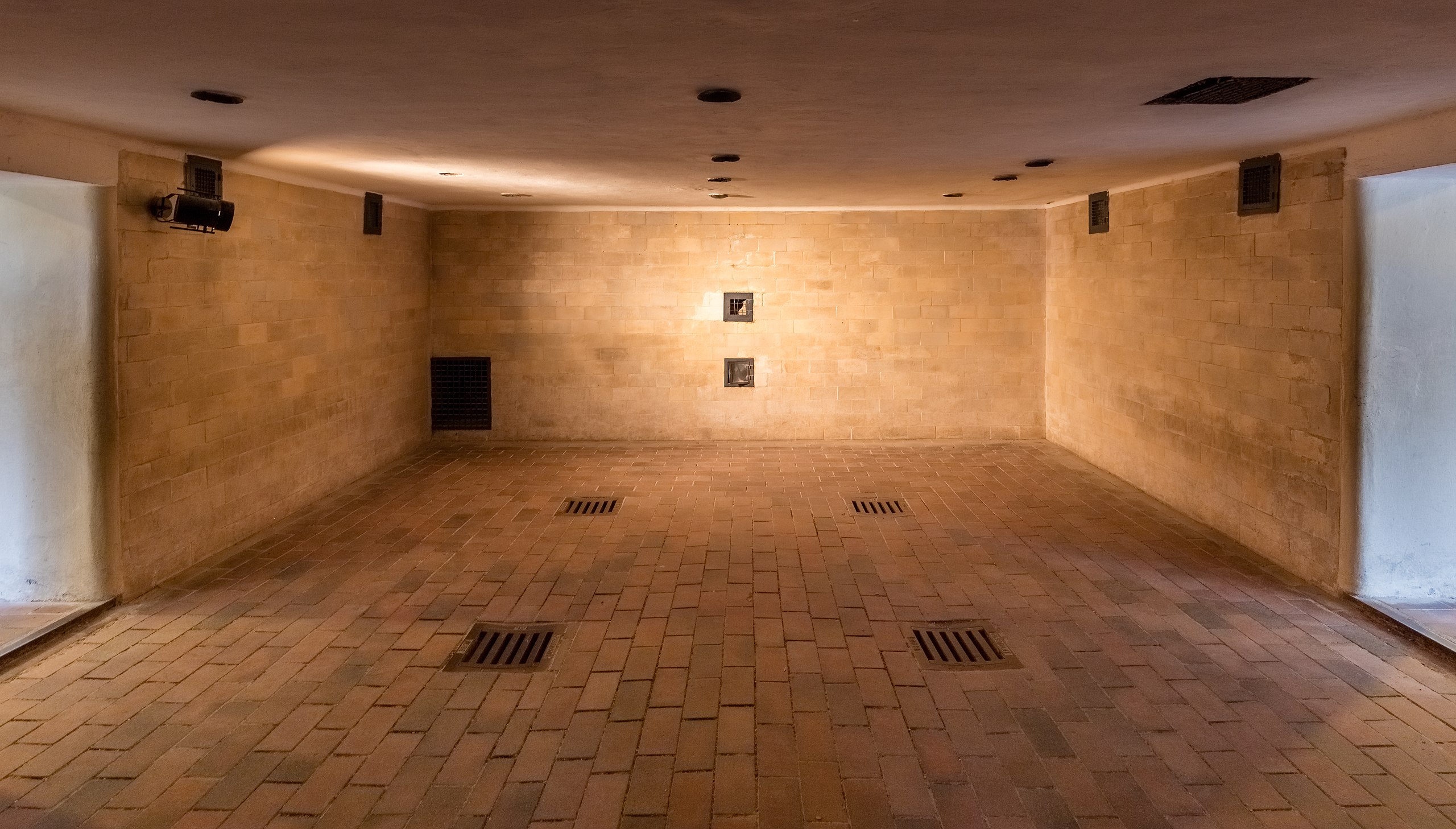 Cámara_de_gas,_nuevo_crematorio,_campo_de_concentración_de_Dachau,_Ale