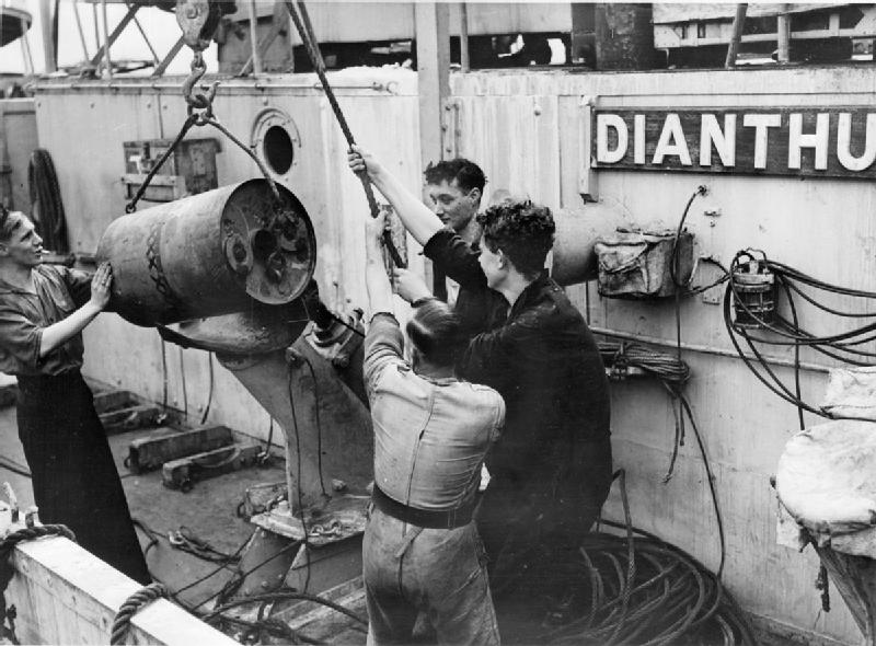 En dybdebombe bliver placeret i en dybdebombemortér om bord på korvett