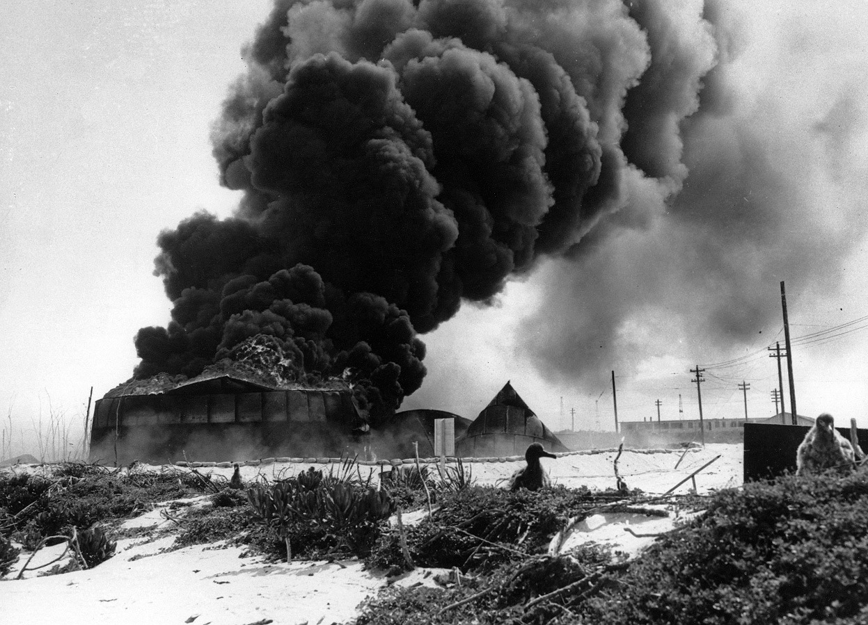 G17056_Oil_tanks_burn_at_Midway_after_japanese_attack_4_june_1942