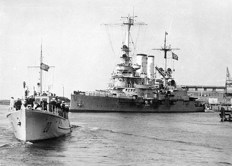 German_battleship_Schleswig-Holstein_in_Gdansk_in_September_1939
