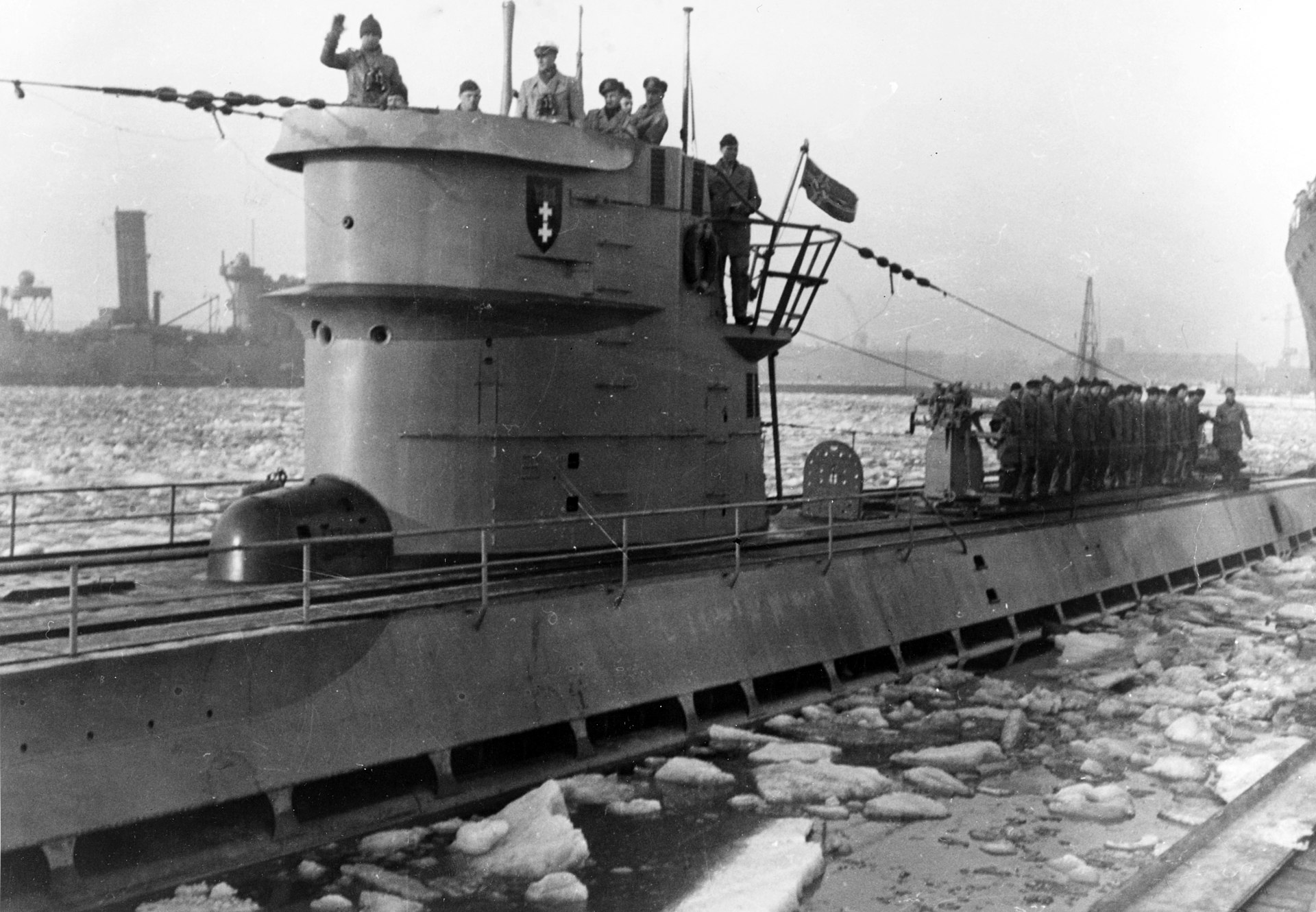German_type_IX_submarine_docking_at_Tromsø,_Norway,_during_World_War_I