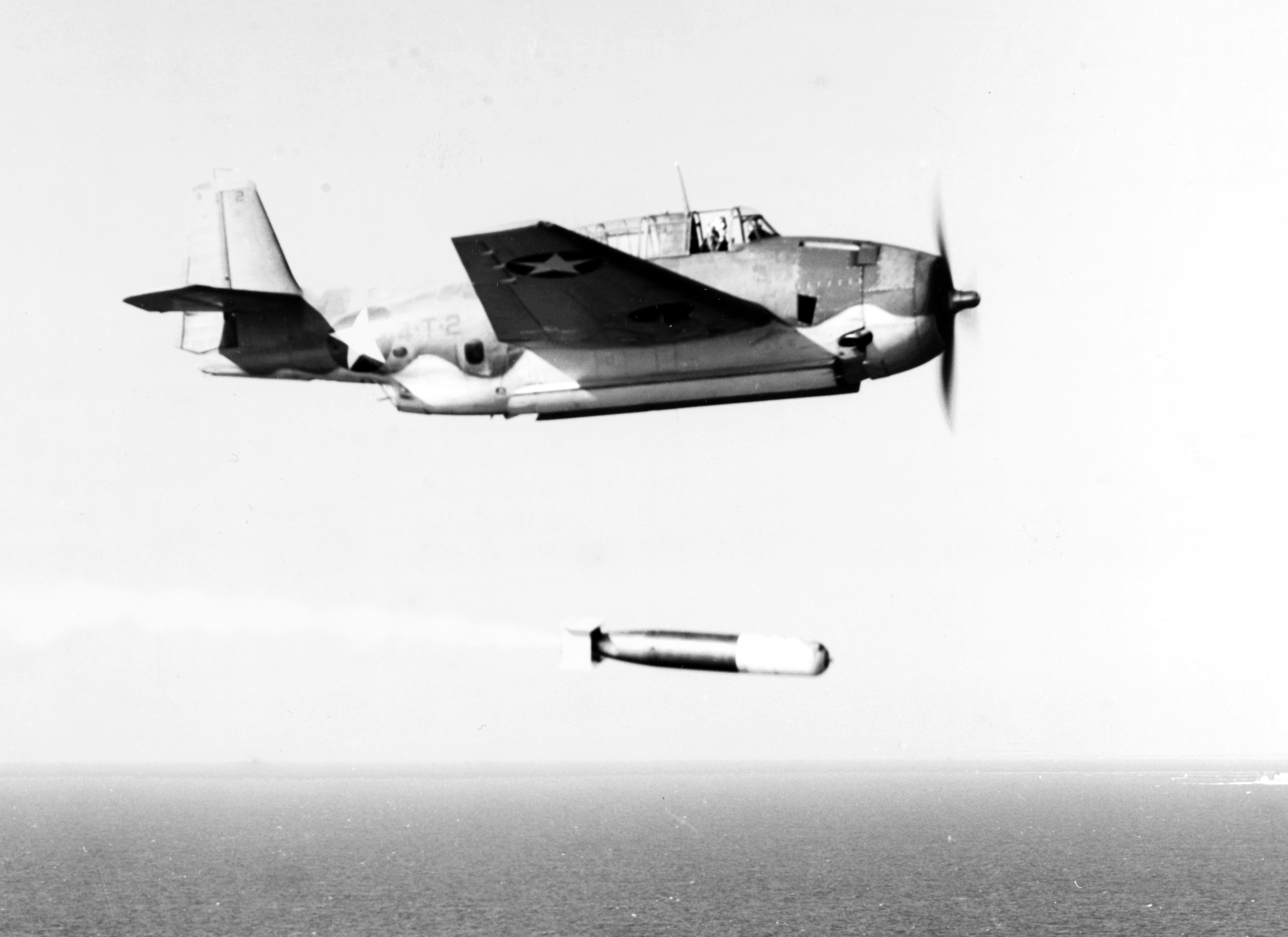Grumman_TBF-1_Avenger_of_VT-4_dropping_a_Mark_XIII_torpedo,_30_October