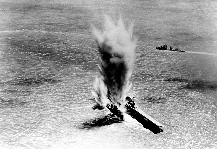 USS_Hammann_alongside_USS_Yorktown-both_torpedoed