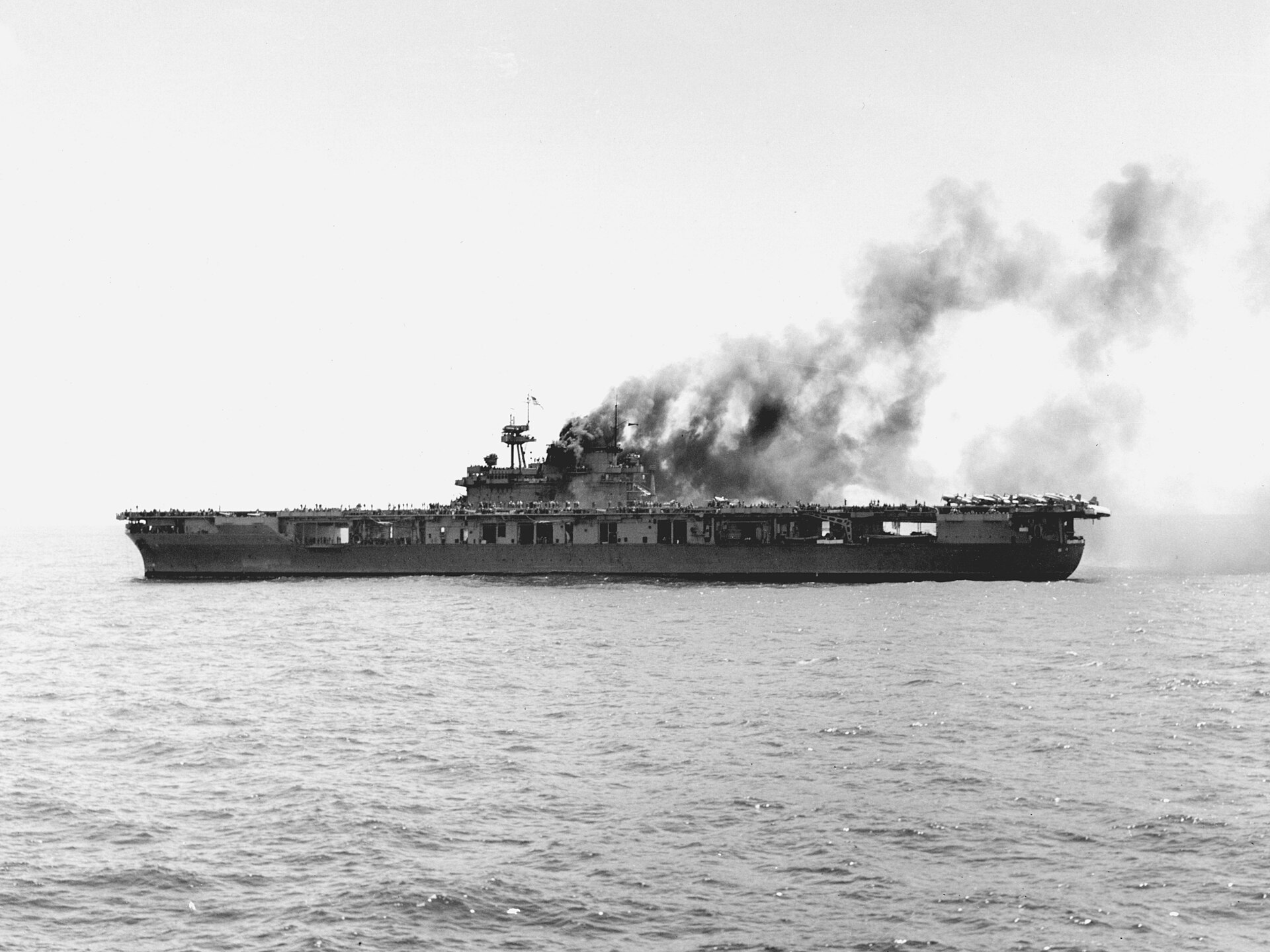 USS_Yorktown_(CV-5)_burning_after_the_first_attack_by_Japanese_dive_bo
