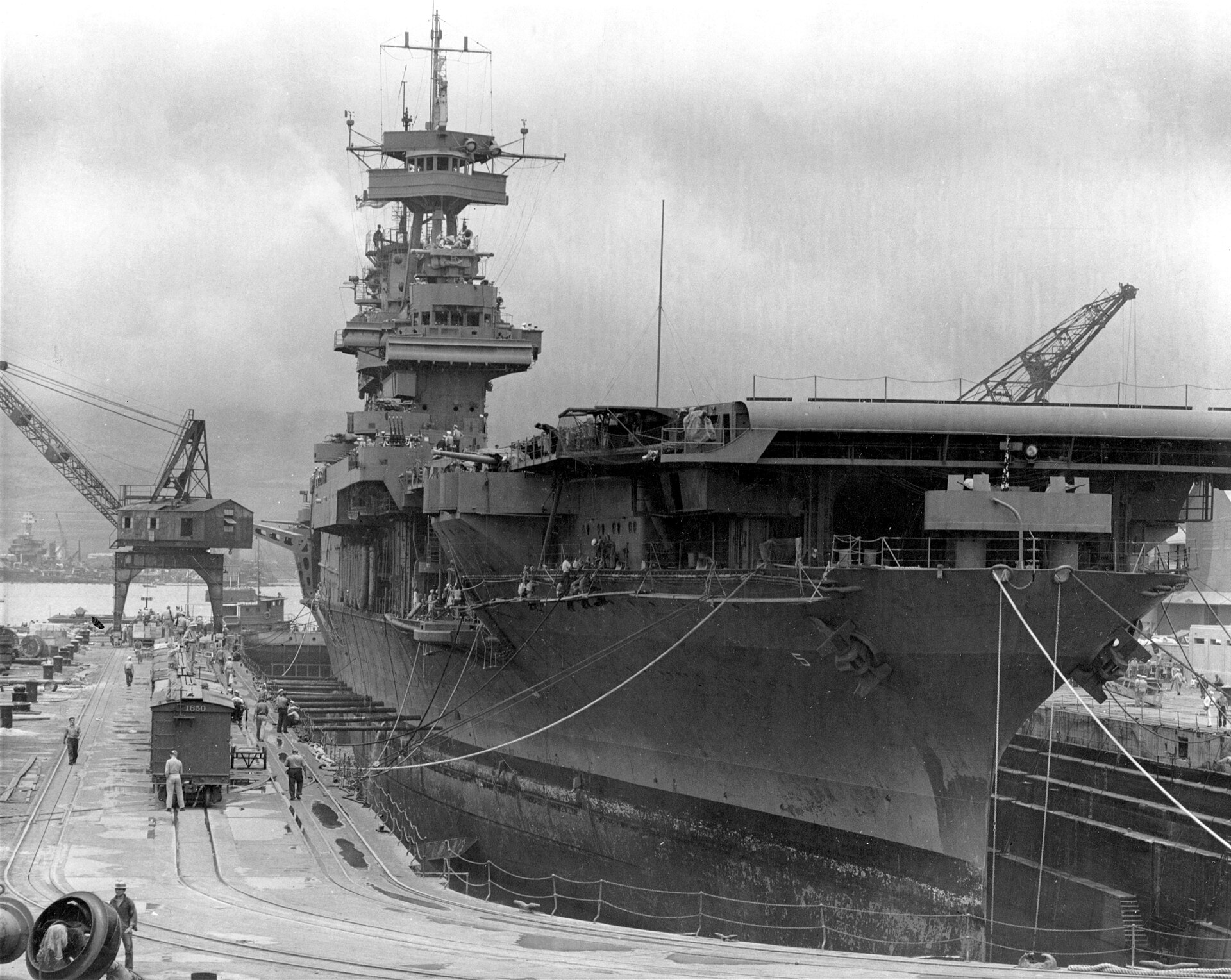 USS_Yorktown_(CV-5)_in_a_dry_dock_at_the_Pearl_Harbor_Naval_Shipyard,_