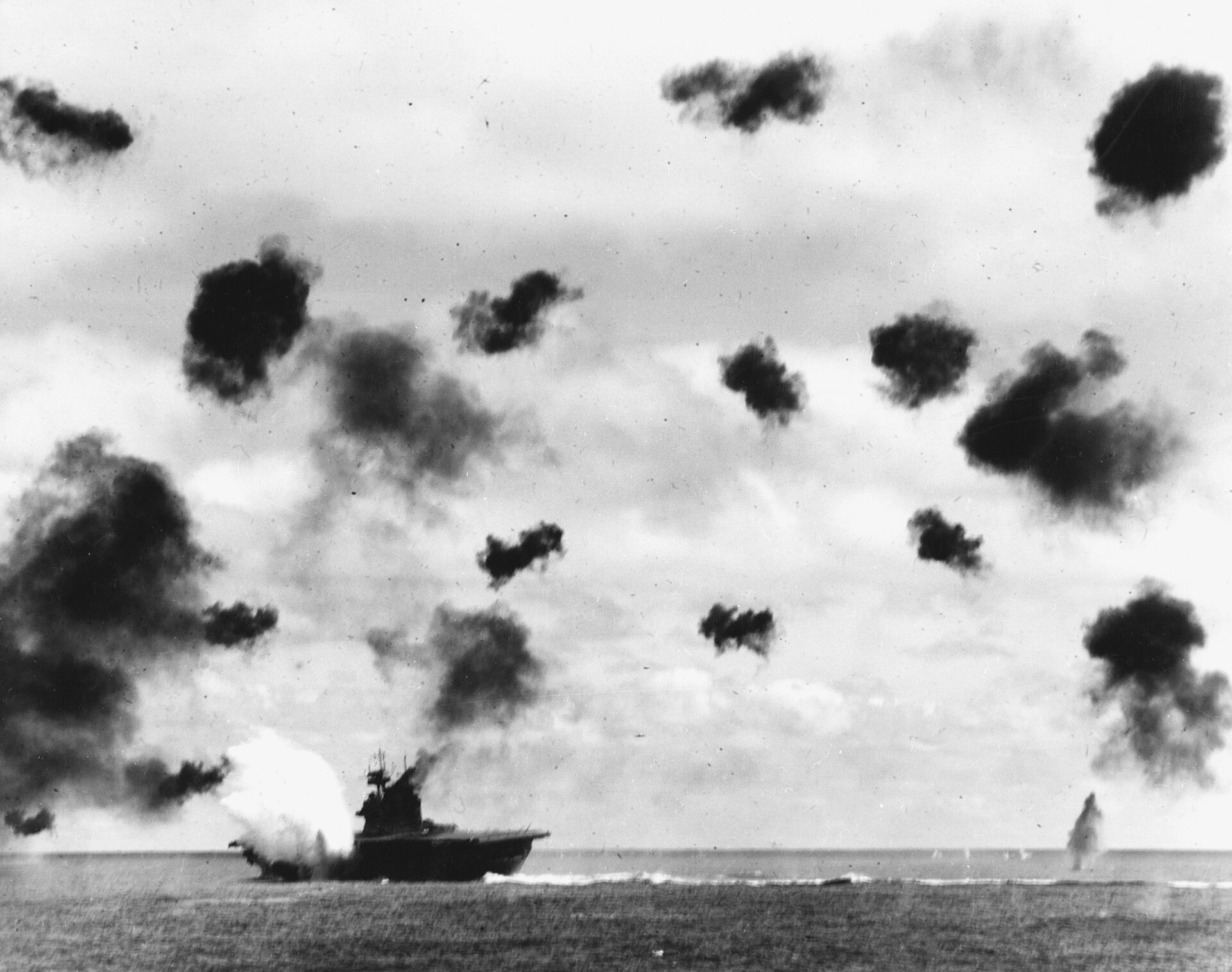 USS_Yorktown_(CV-5)_is_hit_by_a_torpedo_on_4_June_1942 (1)